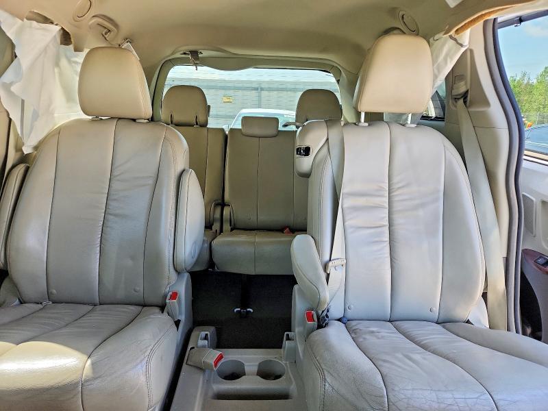 2011 Toyota Sienna xle 8-passenger