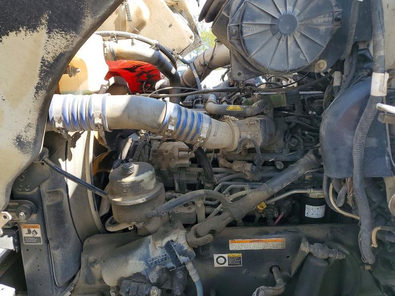 2016 Peterbilt 382 Semi Truck