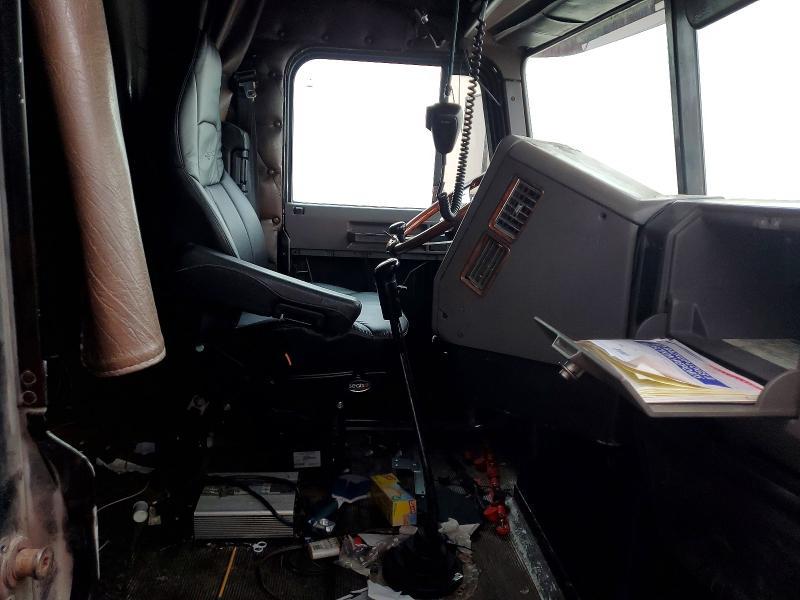 2004 Freigliner 2004 Freightliner FLD132 Semi Truck