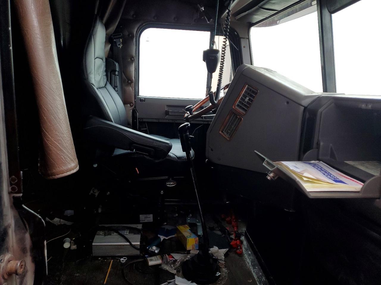 2004 Freigliner 2004 Freightliner FLD132 Semi Truck