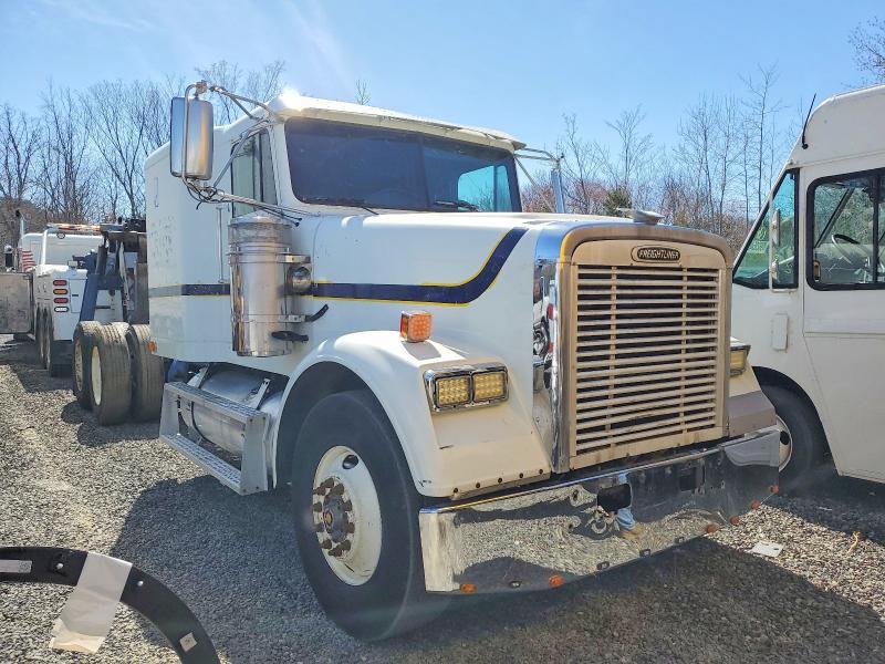 2000 Freigliner 2000 Freightliner Long Convention Semi Truck