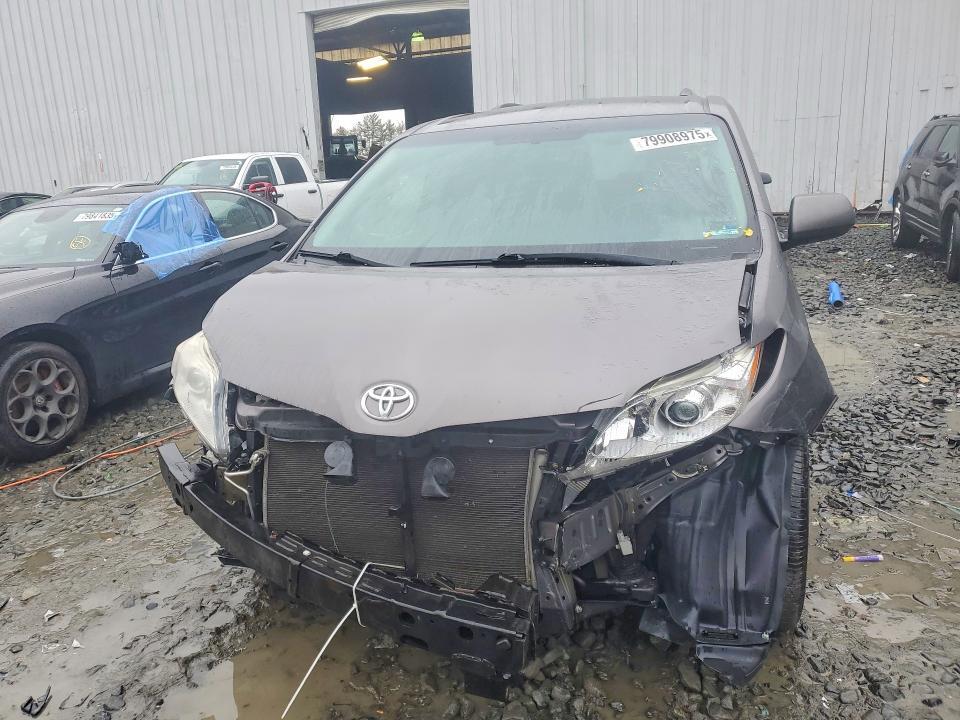 2017 Toyota Sienna le 8-passenger