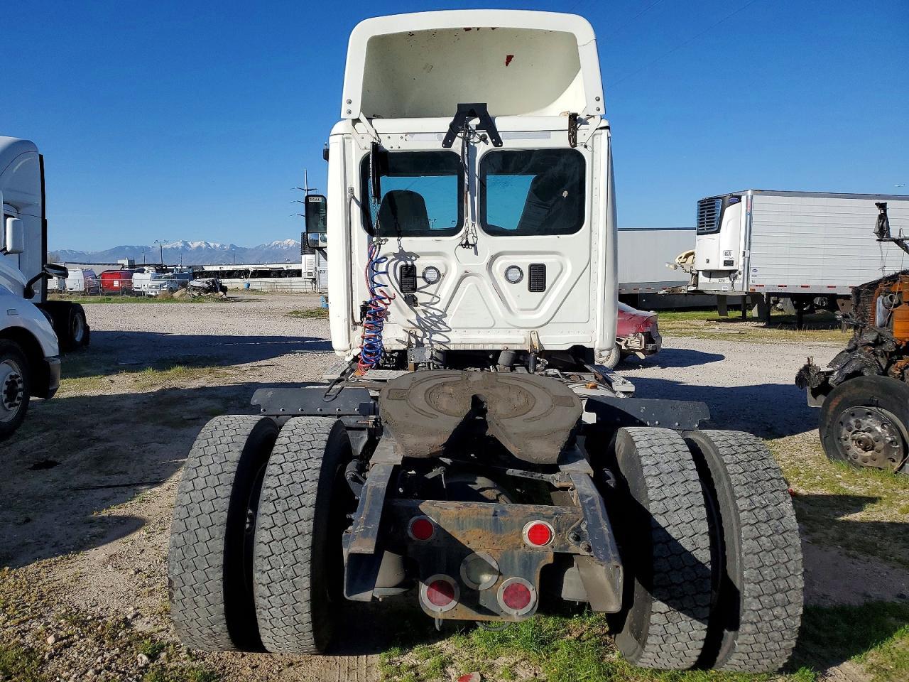 2016 Freigliner 2016 Freightliner Cascadia 113 Semi Truck