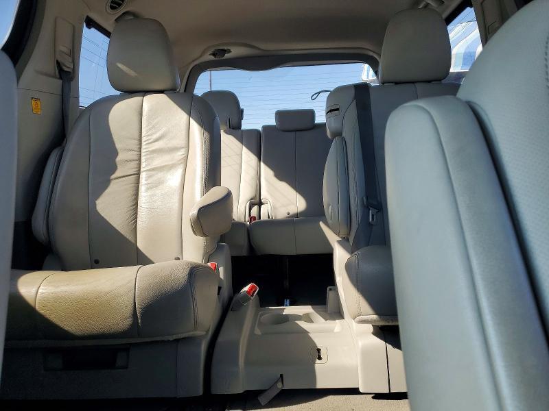 2012 Toyota Sienna xle 8-passenger