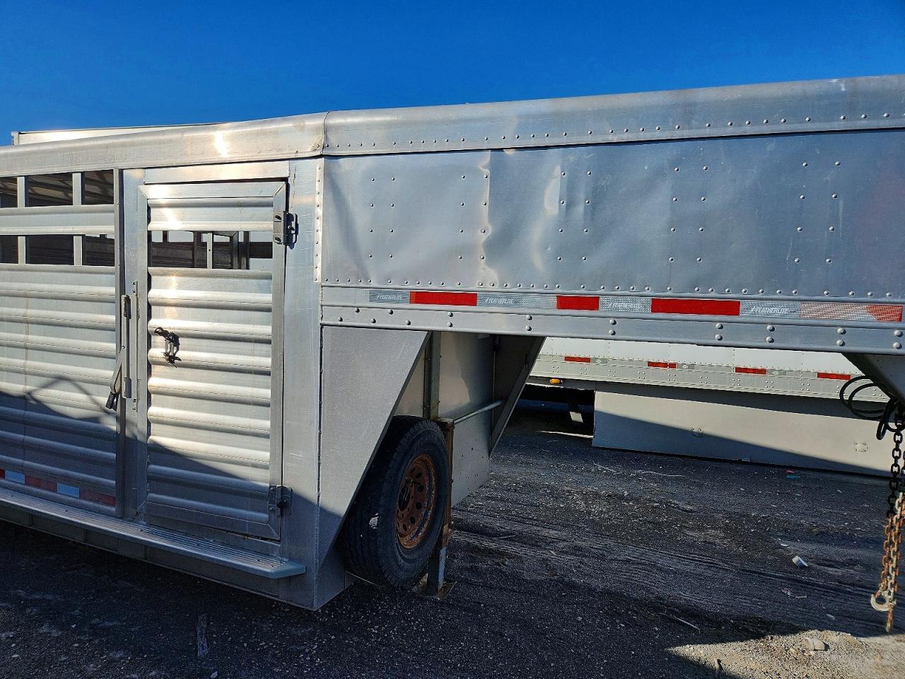 2010 Feat - Featherlite 2010 Featherlite 8127 Livestock Trailer