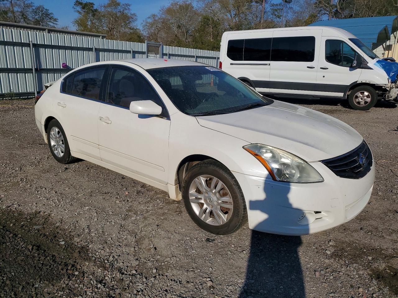 2011 Niss Altima s W/continuou