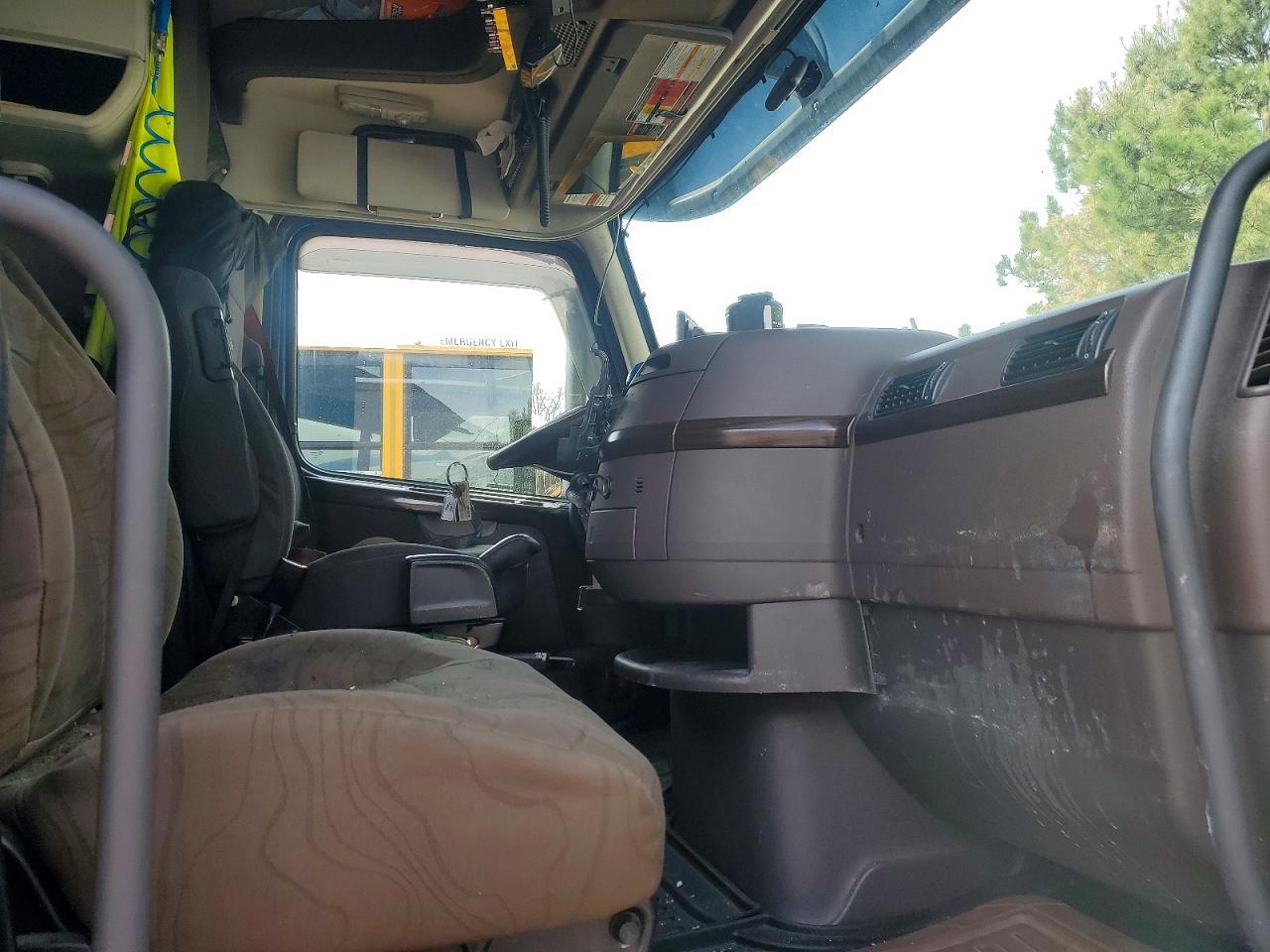 2015 Volv O VNL Semi Truck