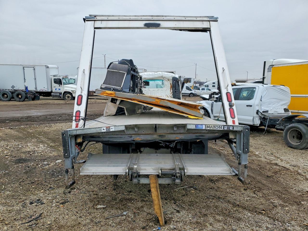 2023 Isuzu NRR Refrigerated BOX Truck