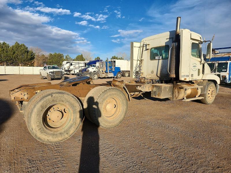 2001 Freightliner CST120 Semi Truck