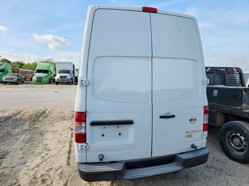 2014 Niss Medium DUTY/BOX Trucks