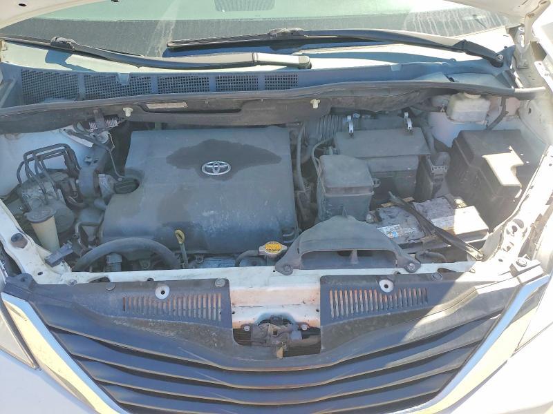 2013 Toyota Sienna le 8-passenger
