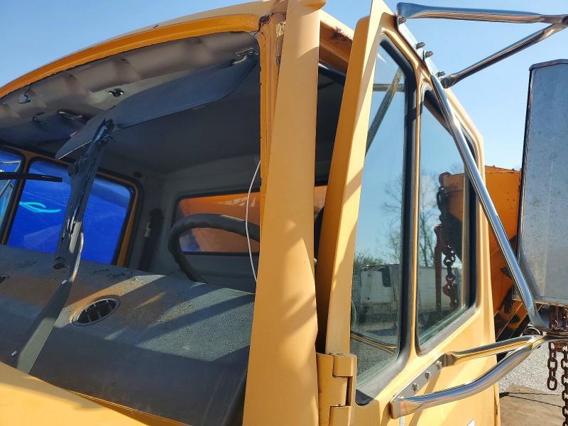 2000 Freightliner Medium Conventional Fl70
