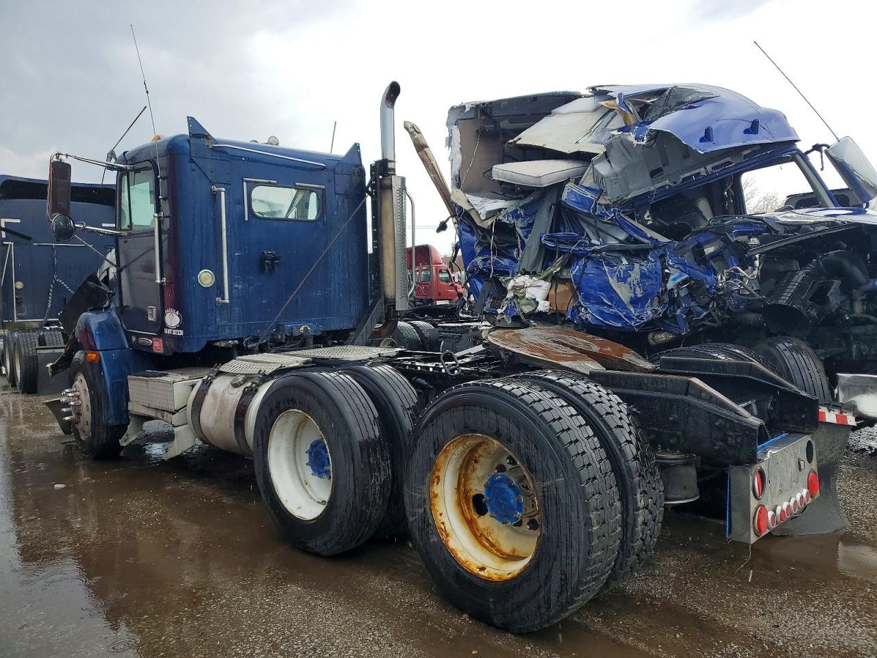 2002 Freigliner 2002 Freightliner FLD112 Semi Truck