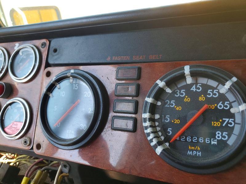 2000 Freigliner 2000 Freightliner Long Convention Semi Truck