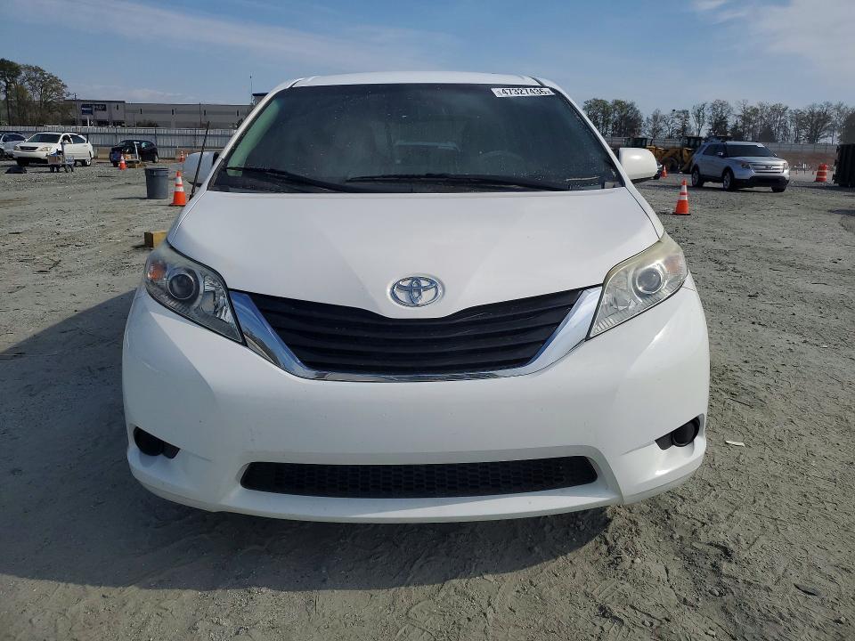 2011 Toyota Sienna le 8-passenger