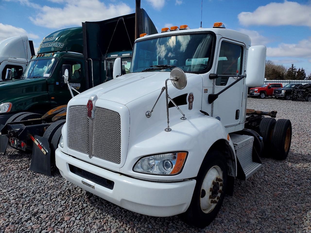 2015 Kenworth T330 Semi Truck