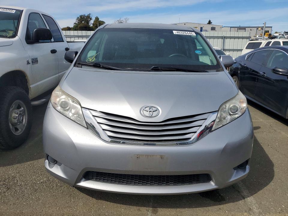 2015 Toyota Sienna le 8-passenger