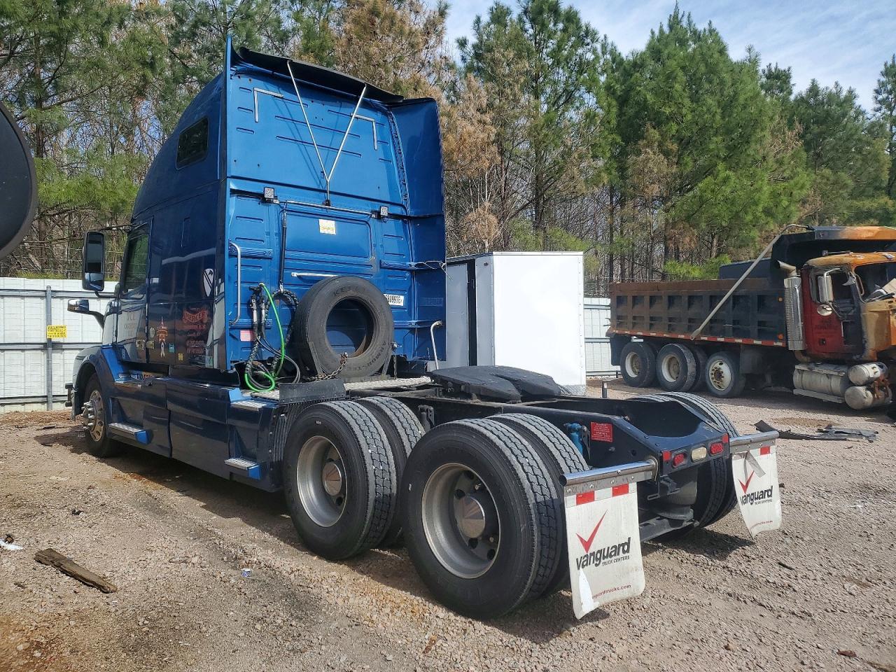 2015 Volv O VNL Semi Truck