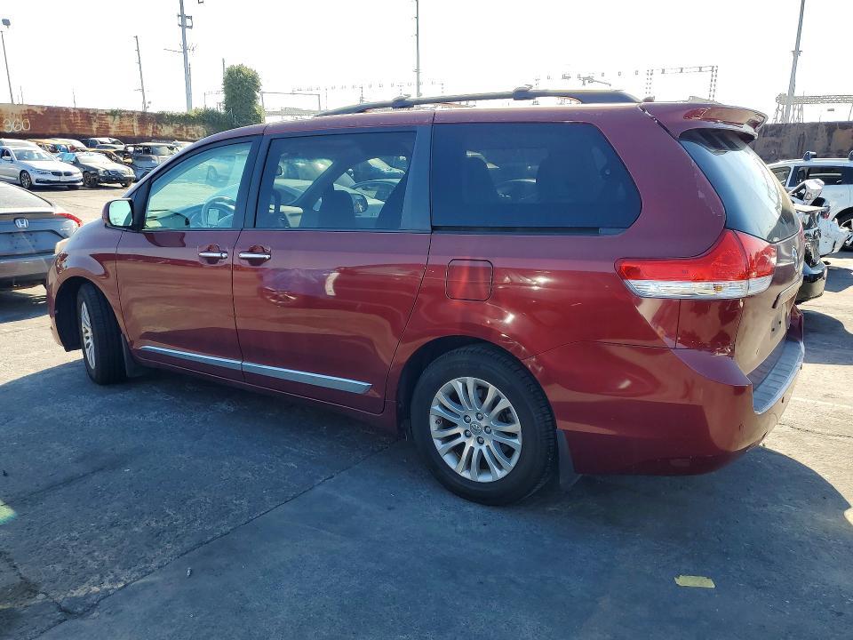 2012 Toyota Sienna xle 8-passenger