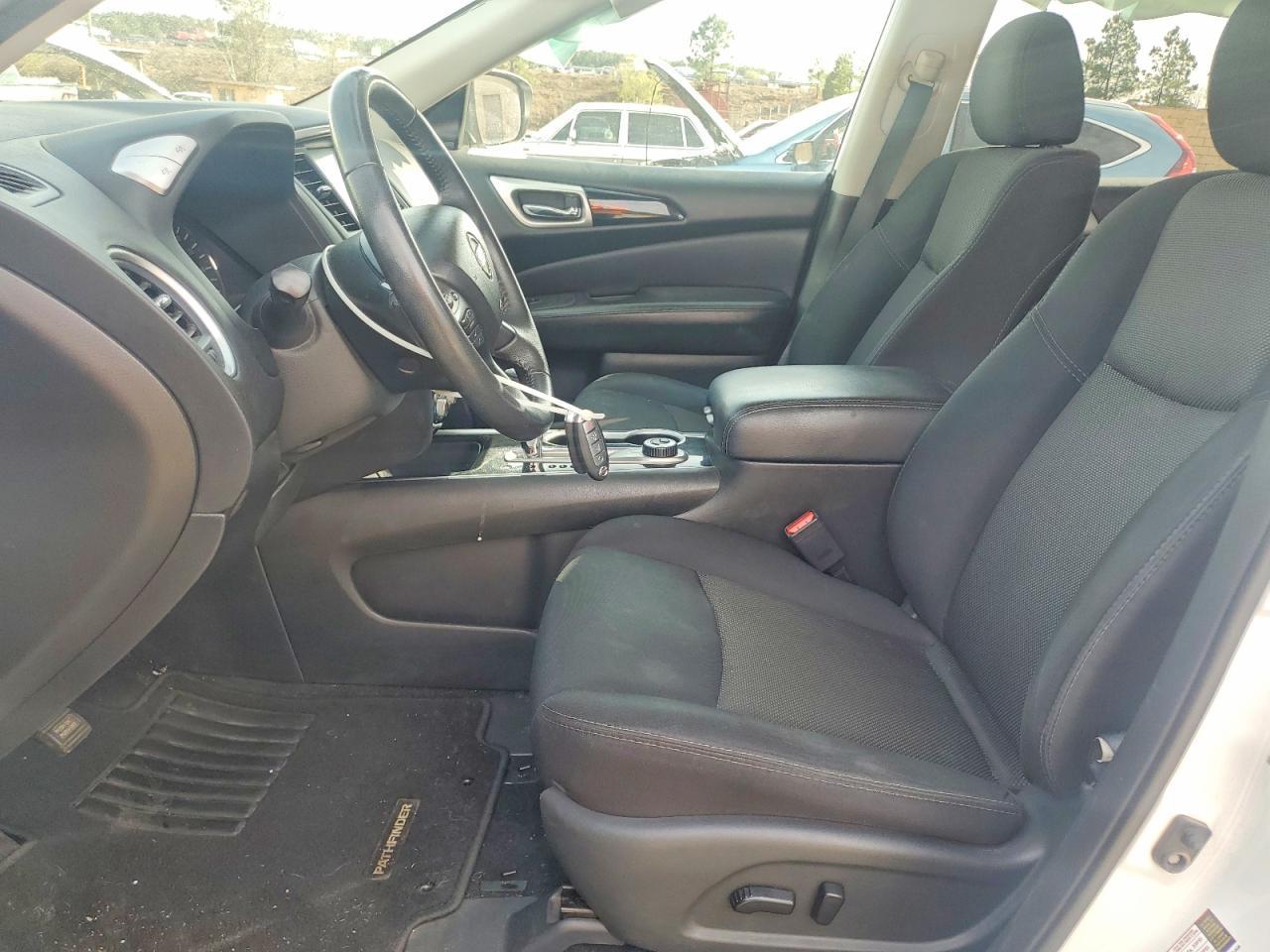 2019 Nissan Pathfinder sv