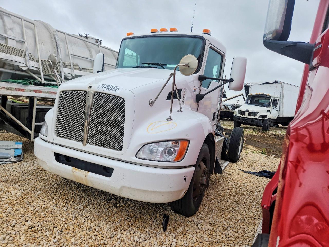 2015 Kenworth T300 Semi Truck