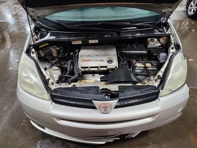 2004 Toyota Sienna le 8 Passenger