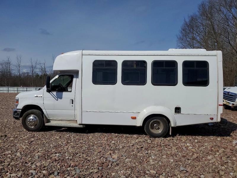 2017 Ford Econoline E350 Super Duty Cutaway Van