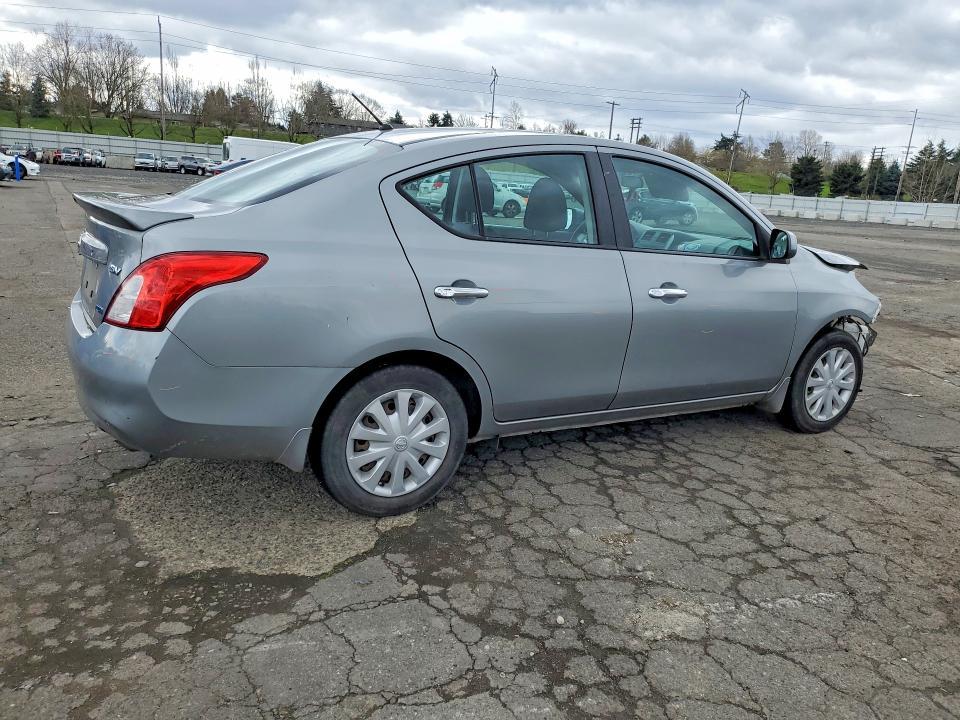 2013 Nissan Versa 1.6 s