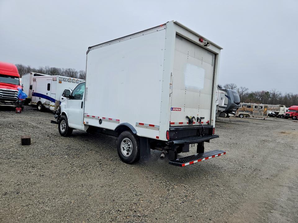2022 Chevrolet Express box Truck