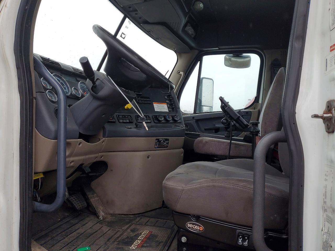 2016 Freightliner Cascadia 125 Semi Truck