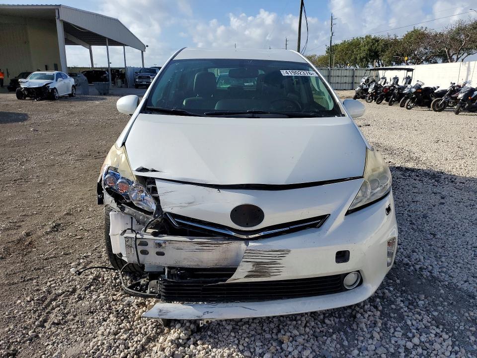 2013 Toyota Prius v Five