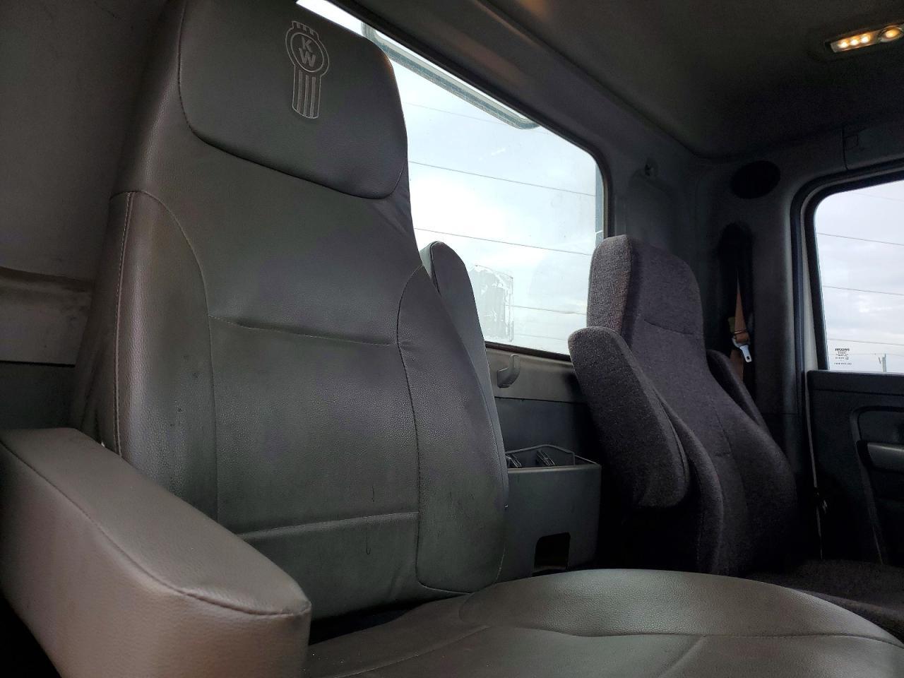 2017 Kenworth T680 Semi Truck
