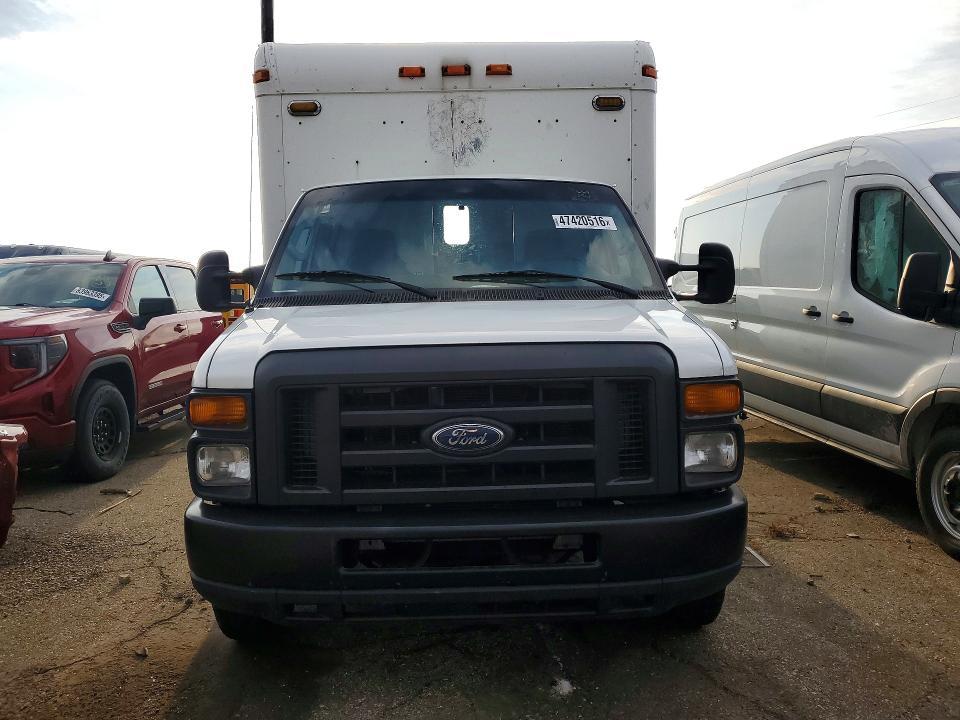 2010 Ford Econoline E350 Super Duty Cutaway Van