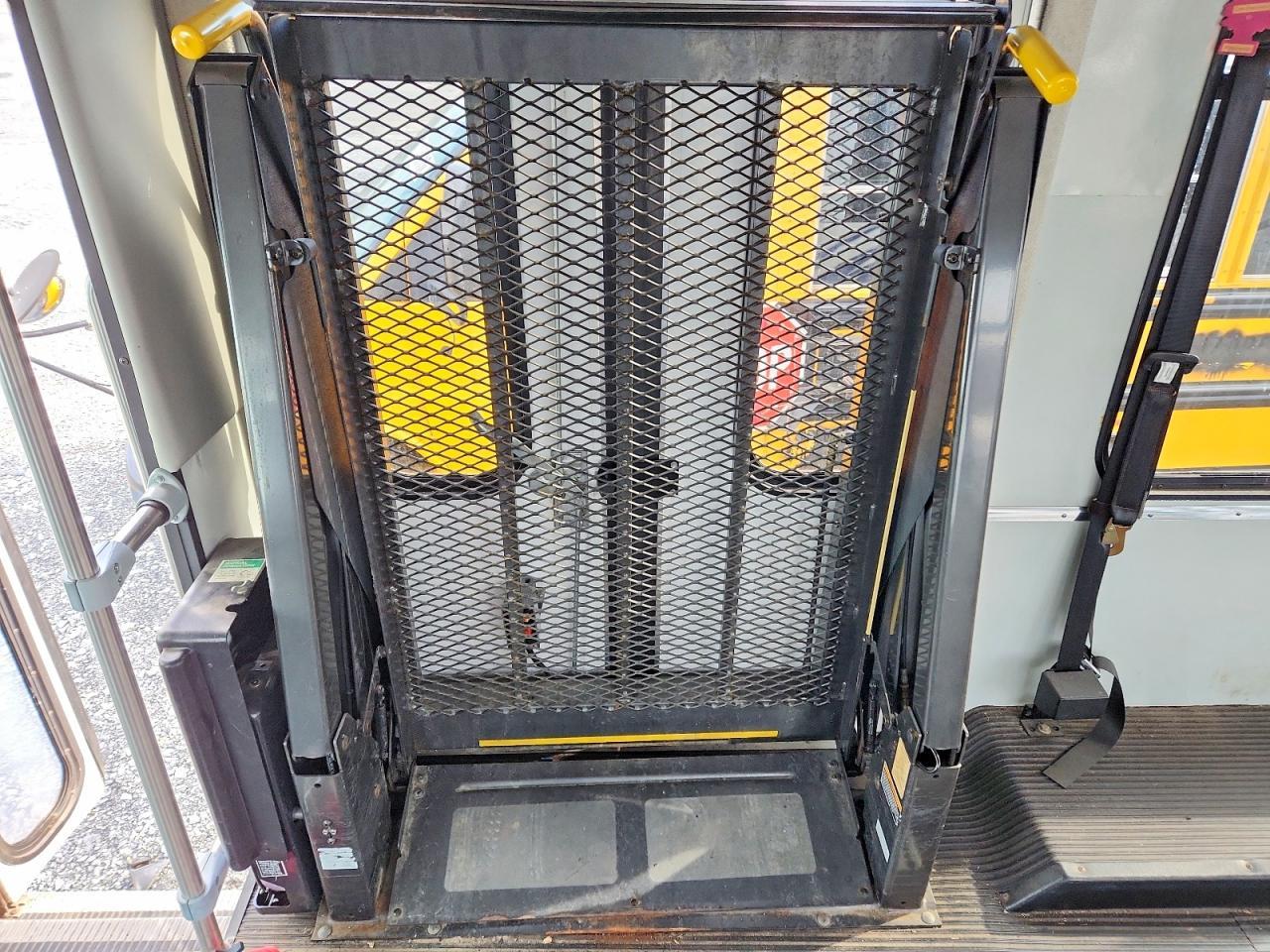 2004 Ford Econoline E350 Super Duty Cutaway Van