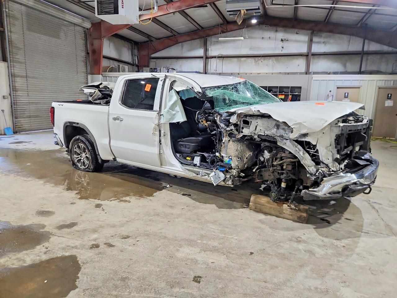 2025 GMC Sierra K1500 SLT