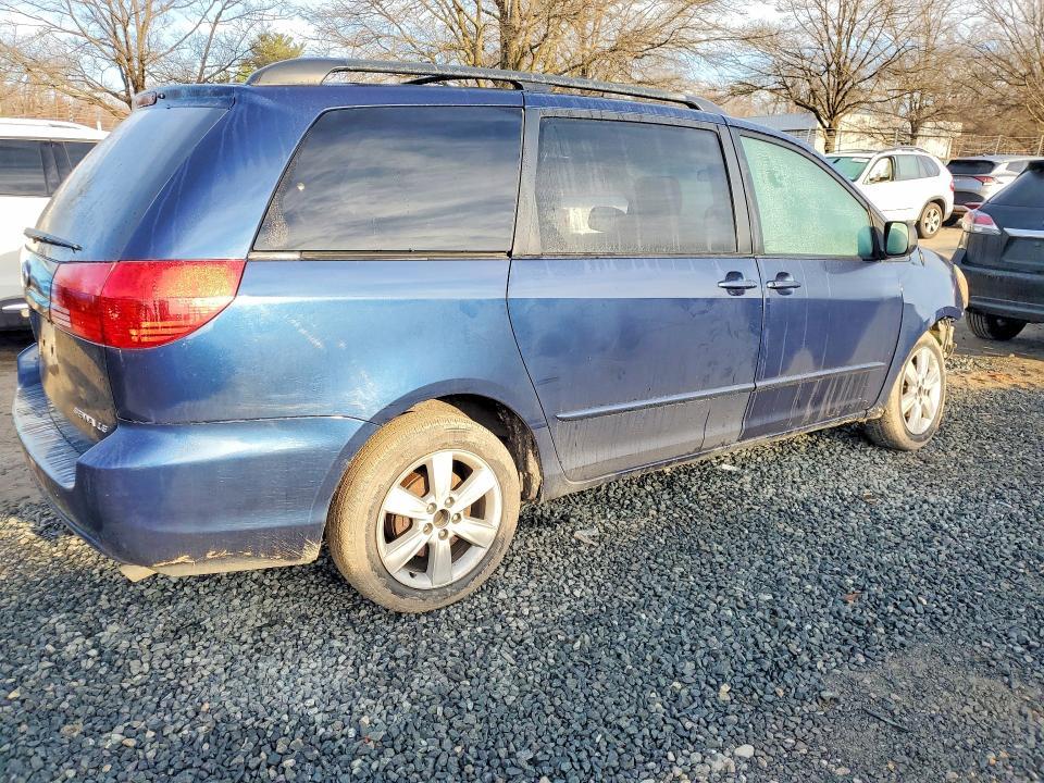 2004 Toyota Sienna le 8 Passenger