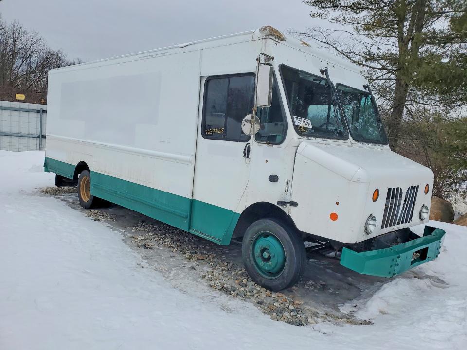 2015 Freightliner MT 45G Chassis Delivery Truck