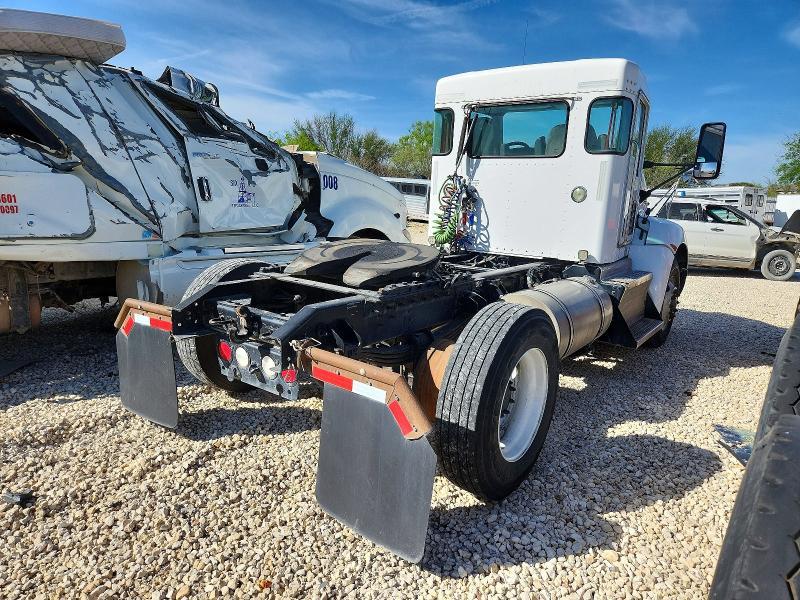2015 Kenworth T330 Semi Truck