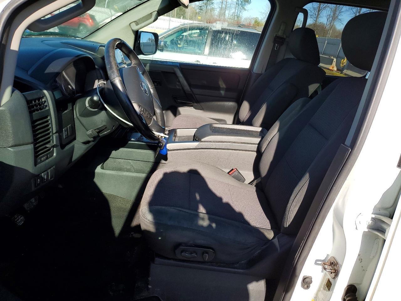 2013 Nissan Titan SV