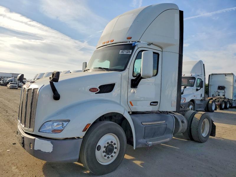 2017 Peterbilt 579 Semi Truck