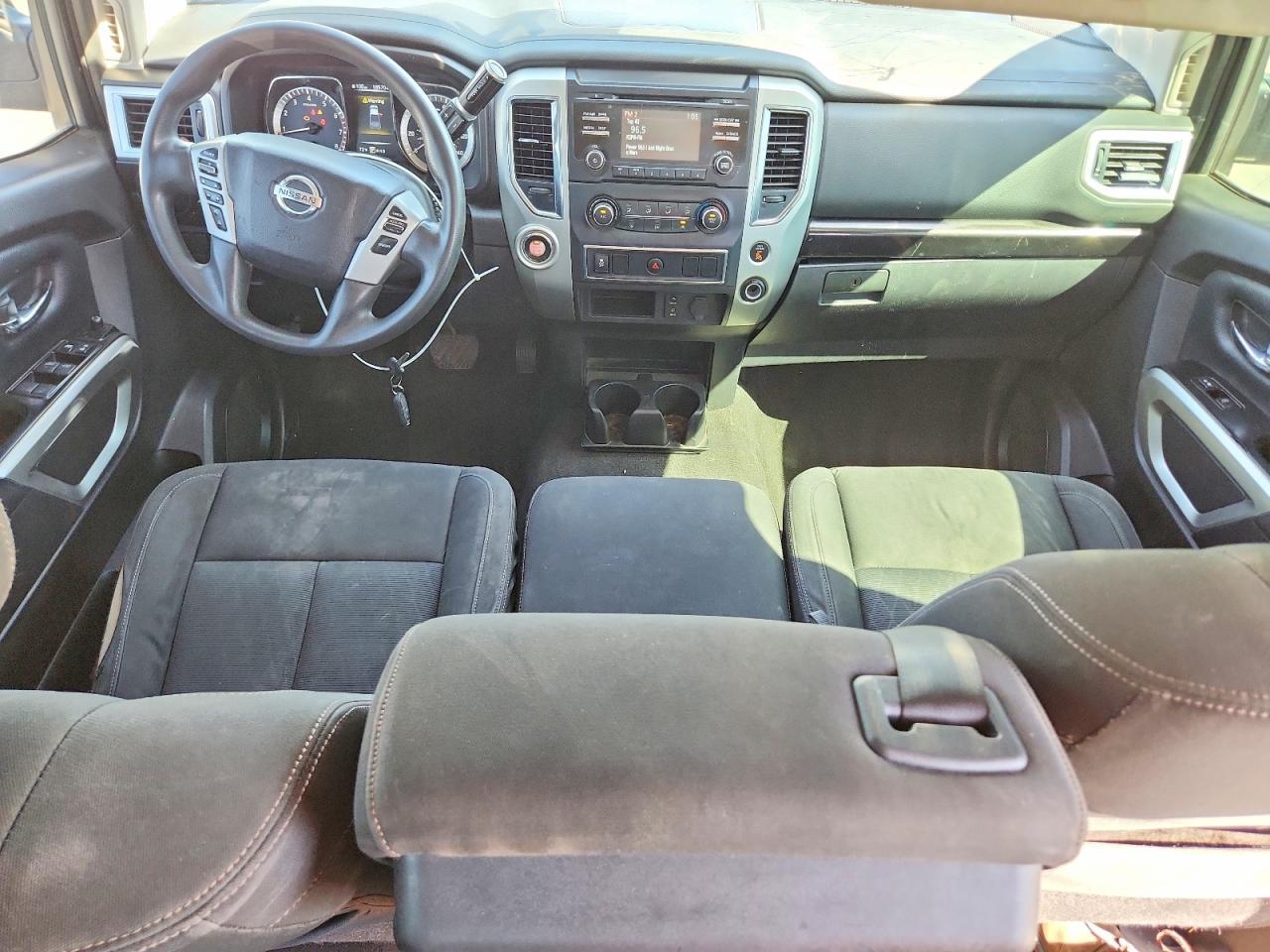 2017 Nissan Titan SV