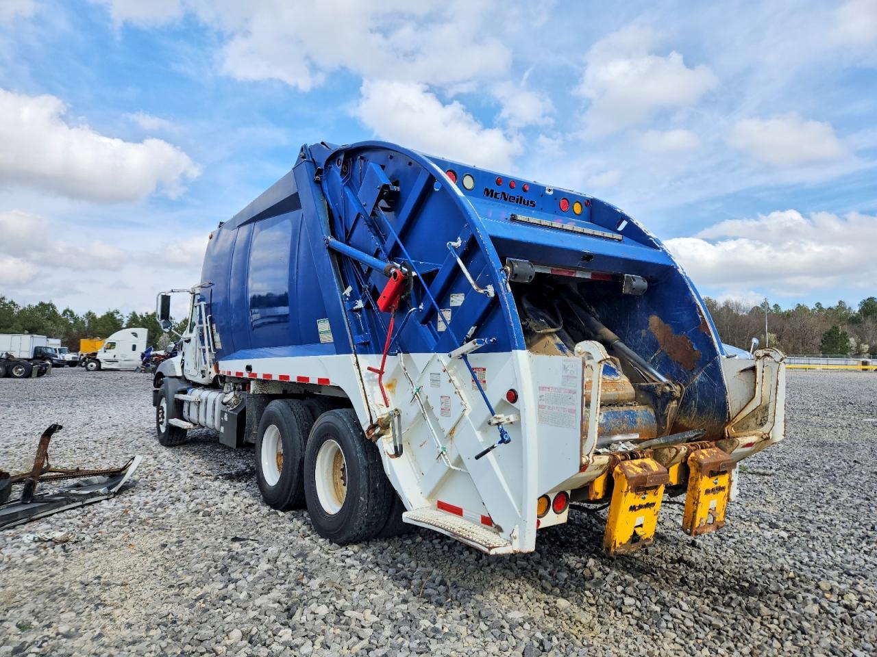 2013 Mack GU813 Refuse Truck
