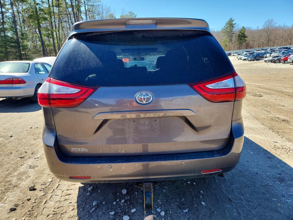 2016 Toyota Sienna xle 8-passenger