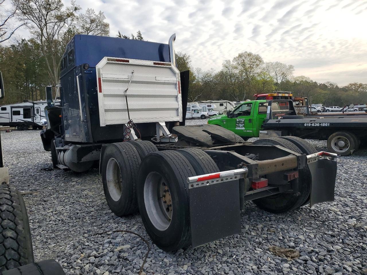 2000 International 9200 Semi Truck