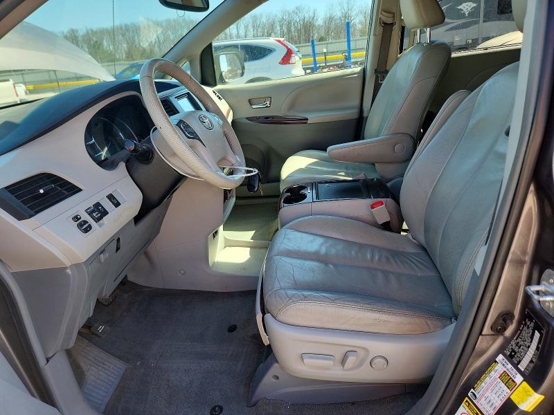 2014 Toyota Sienna xle 8-passenger
