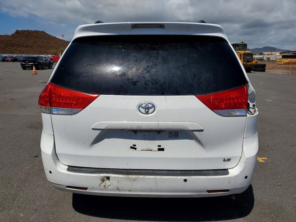2014 Toyota Sienna le 8-passenger
