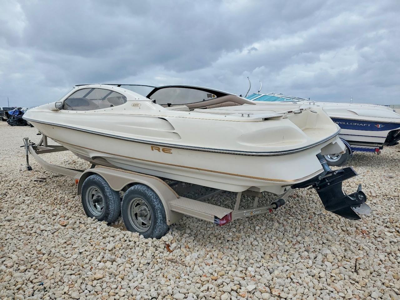 2000 Regal 2565 Boat