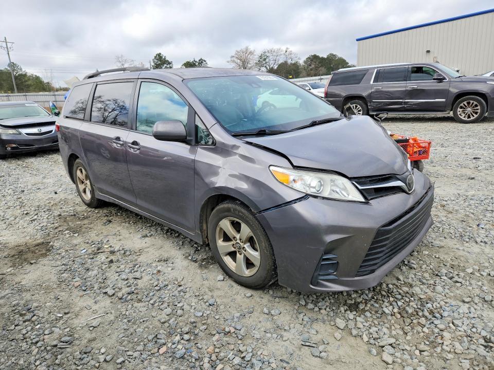 2018 Toyota Sienna le 8-passenger