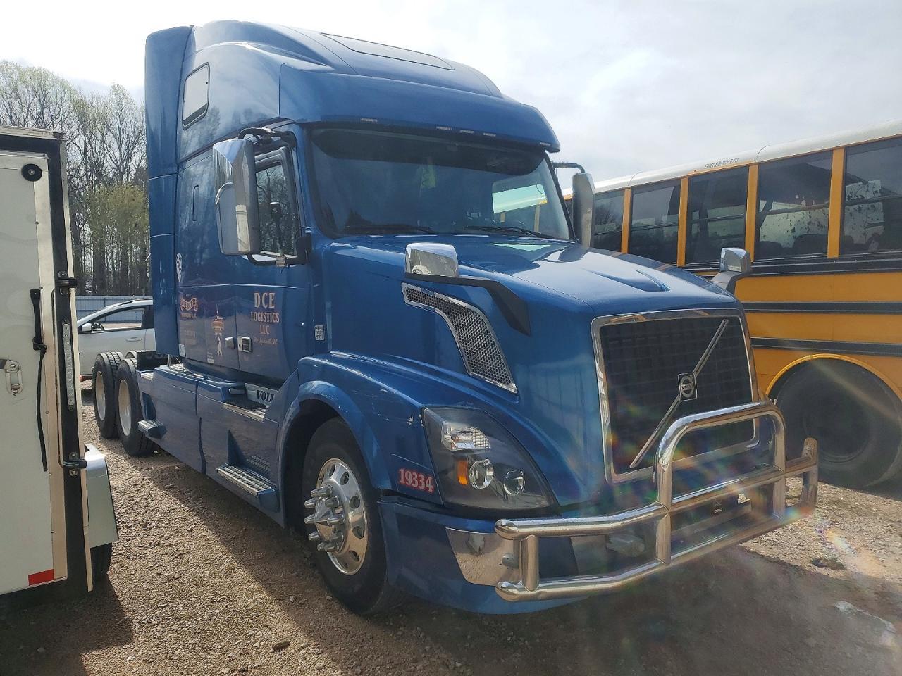 2015 Volv O VNL Semi Truck