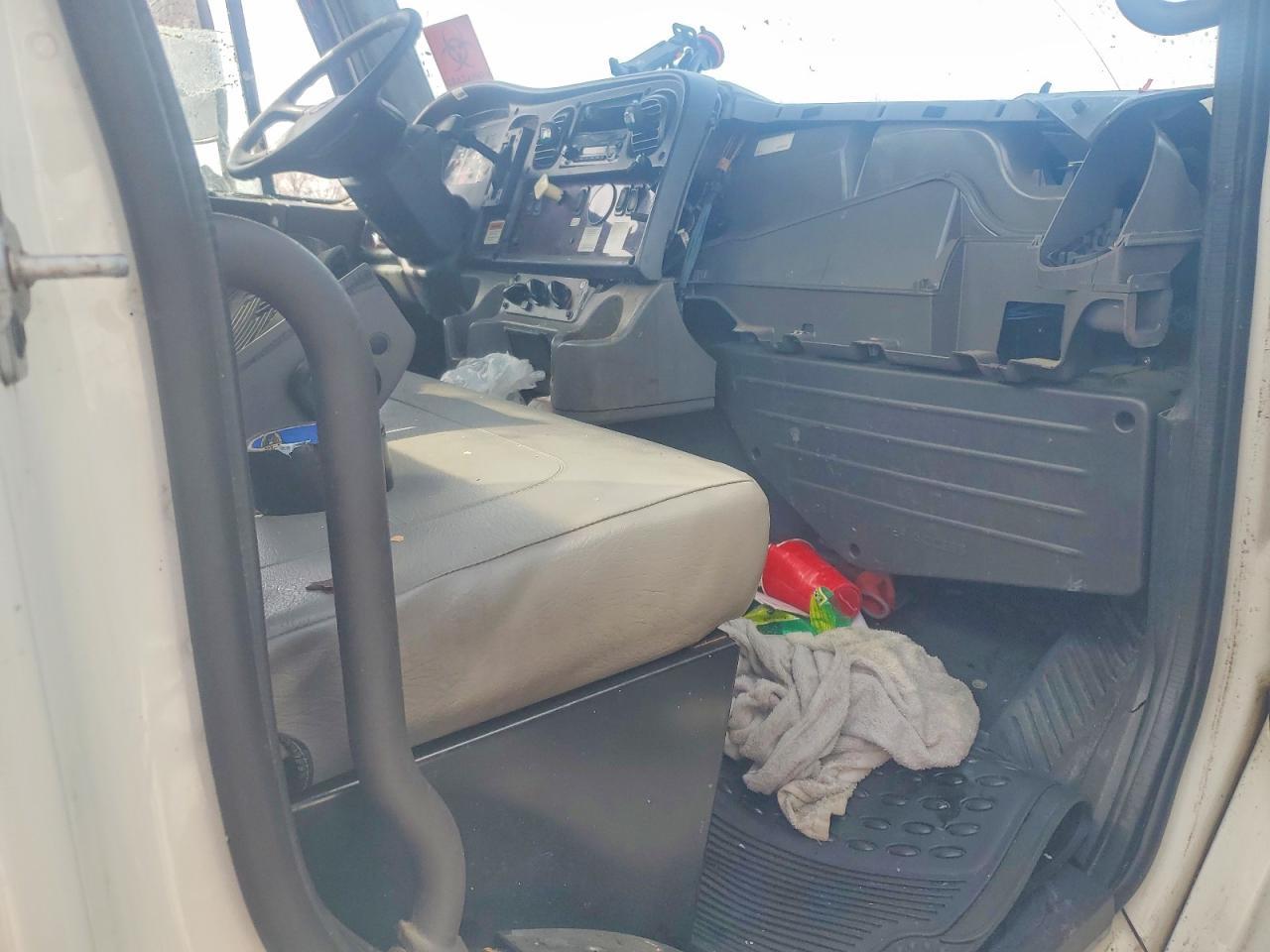 2014 Freigliner 2014 Freightliner Business Class M2 BOX Truck